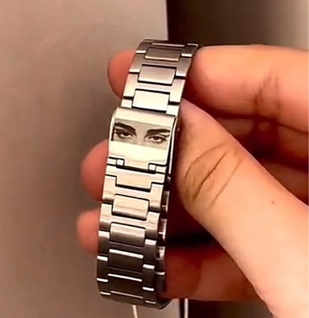 ساعة بصورة العيون