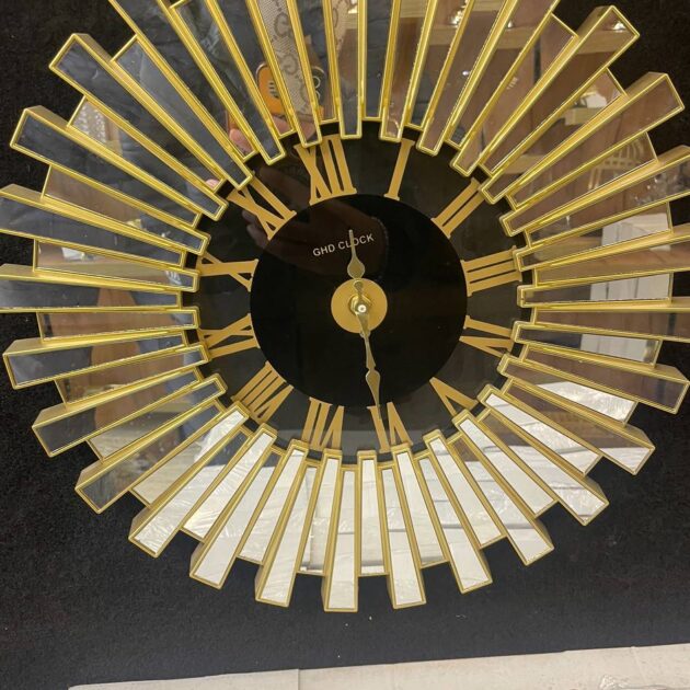 ساعة جدارية فاخرة