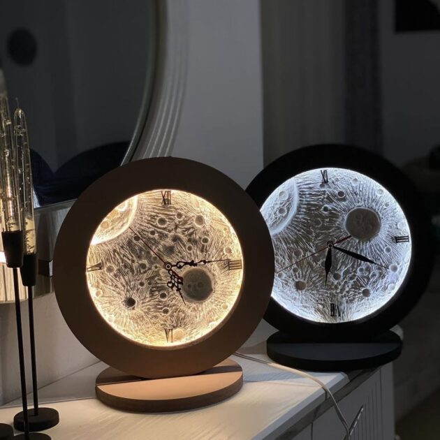 ساعة القمر المضيء